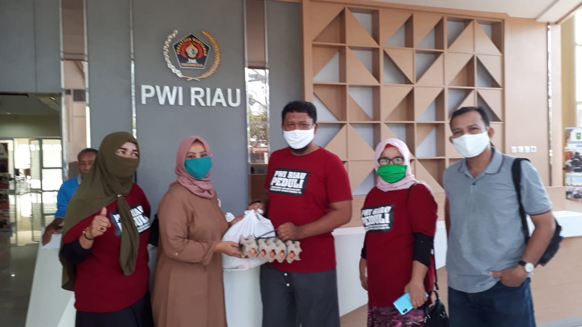 Kali ke-4, PWI Riau Berbagi Sembako di Masa Covid-19